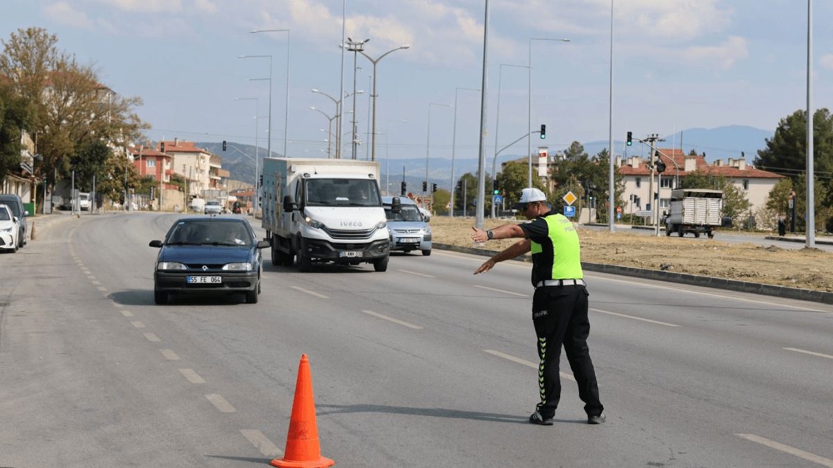 Yolda dev kazanlar dikkat çekti