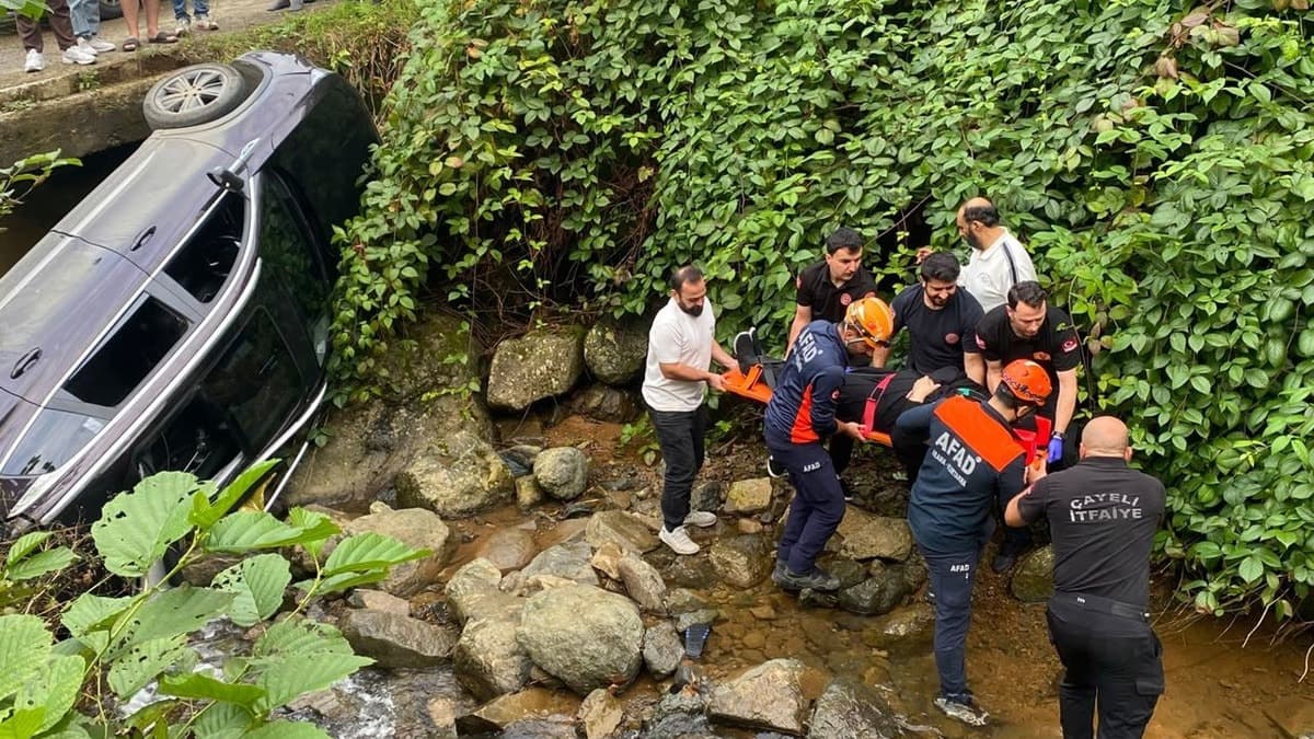 Rize'de otomobil dereye düştü, 6 kişi yaralandı