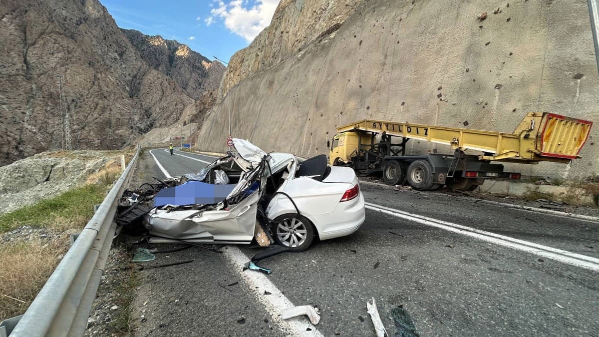 Artvin'de otomobil ve kamyon çarpıştı, 1 kişi hayatını kaybetti