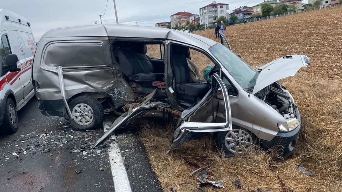 Kapaklı'da otomobil ve minibüs çarpıştı, 6 kişi yaralandı