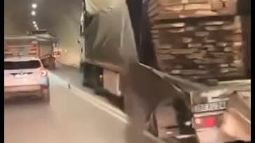 Artvin'de tünelde meydana gelen zincirleme kazada 1 kişi hayatını kaybetti, 2 kişi yaralandı.