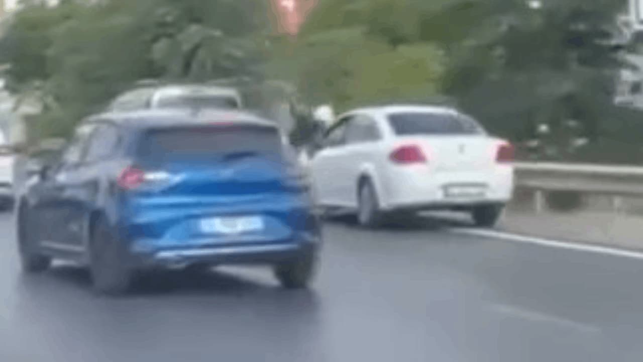 Pendik D-100'de otomobil motosiklete çarptı