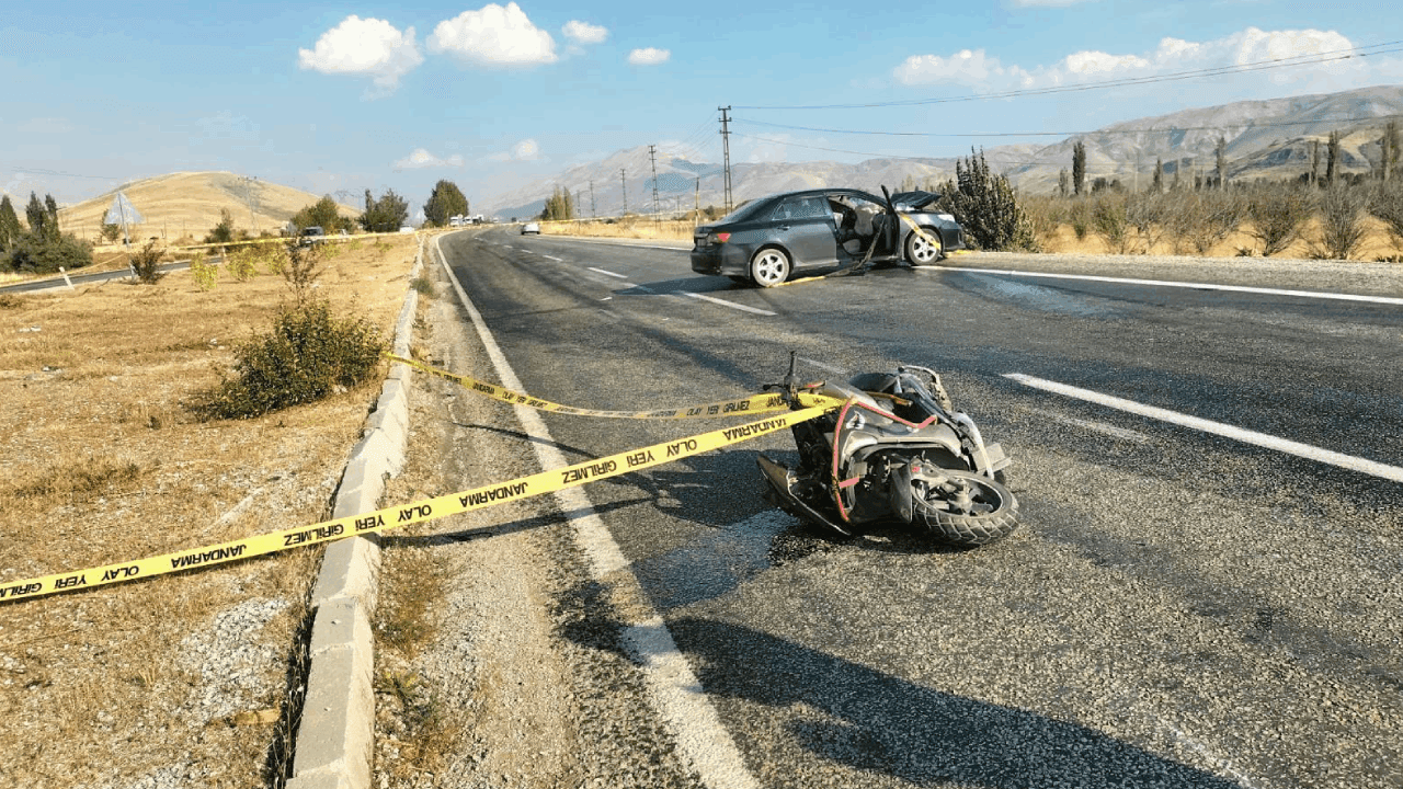 Doğanşehir'de motosiklet ile otomobil çarpıştı, genç sürücü hayatını kaybetti