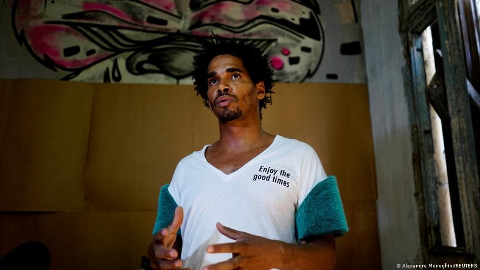 Cuban dissident artist Luis Manuel Otero Alcantara arrives in the US after five years in prison
