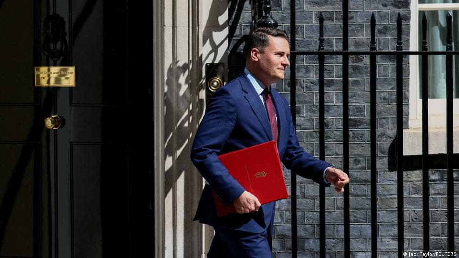 UK Health Secretary Wes Streeting Resigns Amid Leadership Challenge to PM Keir Starmer