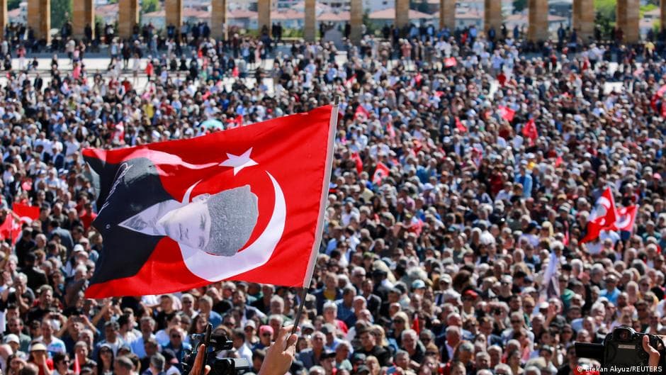 Ousted CHP Leader Ozgur Ozel Draws Thousands at Rival Rally in Ankara
