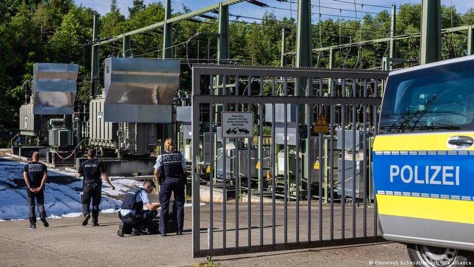 Arson Suspected in Major Power Outage Affecting 10,000 Homes in Reutlingen
