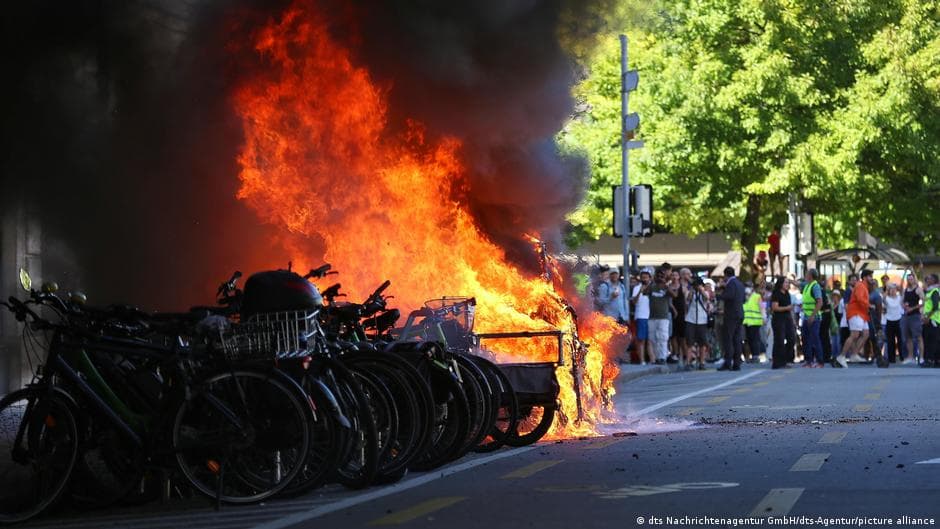 Police Use Tear Gas Against Anti-G7 Protesters in Geneva