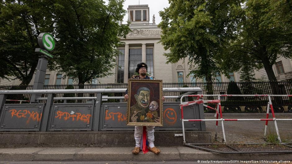 Russian Artist Opposed to Putin Fatally Shot in Poland
