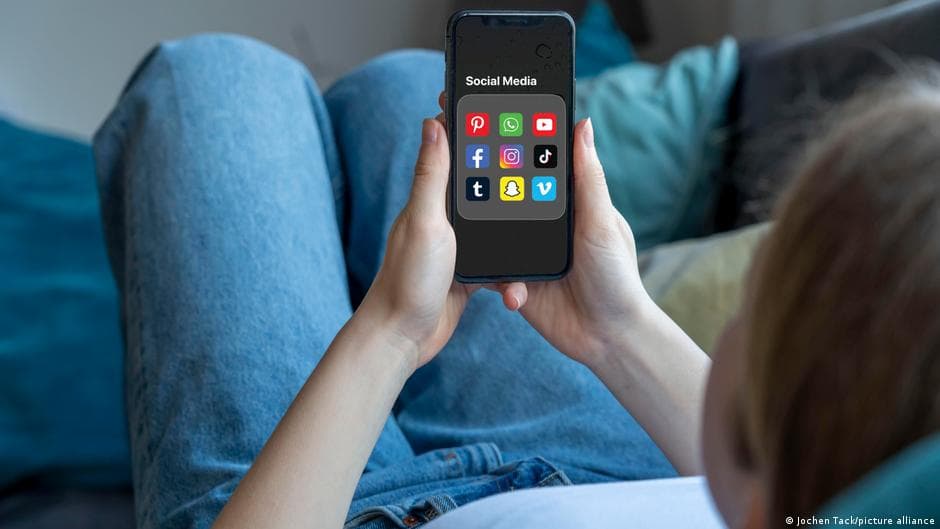 EU Panel Recommends Social Media Access Limits for Children Under 13