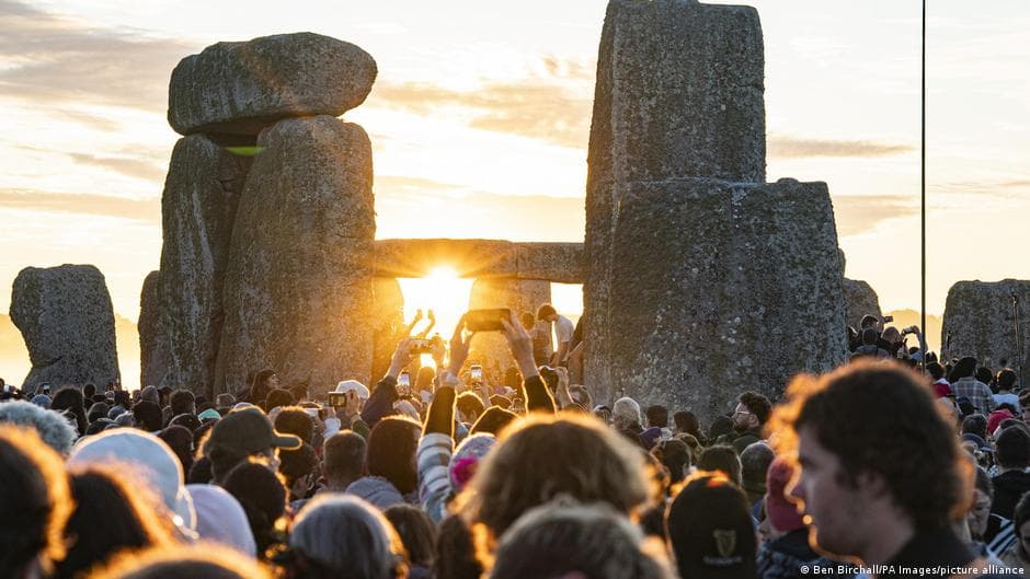 Thousands Gather at Stonehenge to Celebrate Summer Solstice