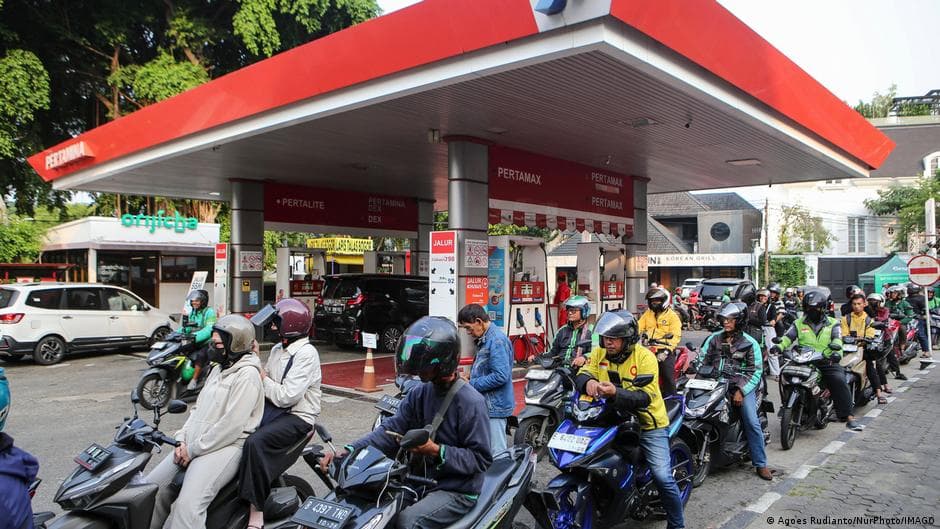 Oil Prices Surge Amid Escalating Crises in Hormuz and the Red Sea