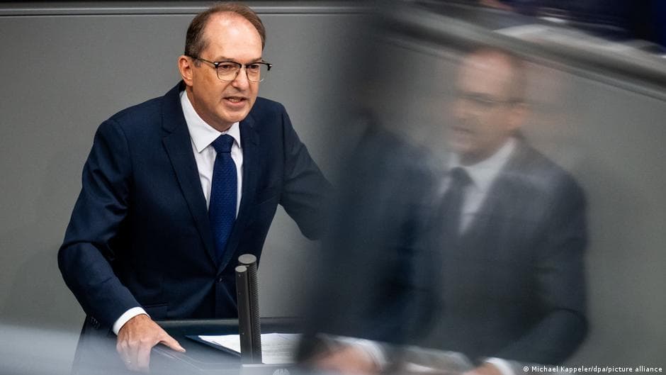 Berlin's Left Party Files Complaint Against Interior Minister Dobrindt