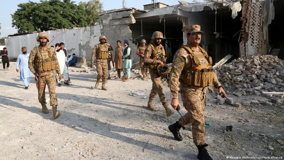 Suicide Bombing at Police Checkpoint in Pakistan Claims 11 Lives
