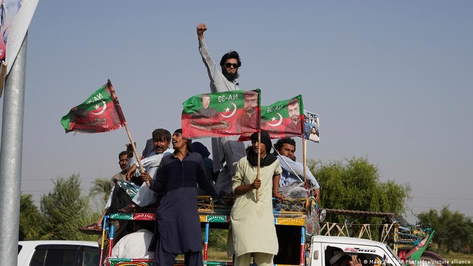 Supporters of Imran Khan march to Islamabad demanding his release