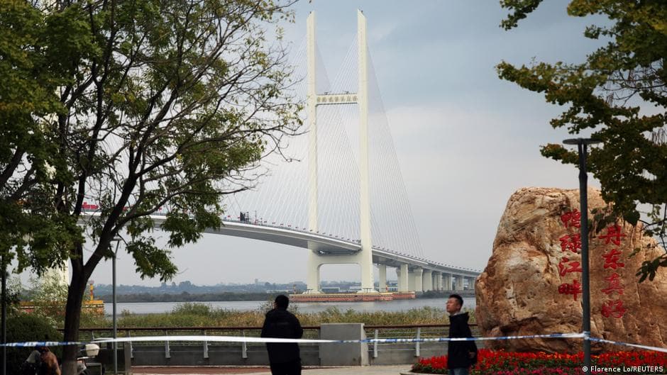 Kim Jong Un Arrives in Dandong, China via New Border Bridge
