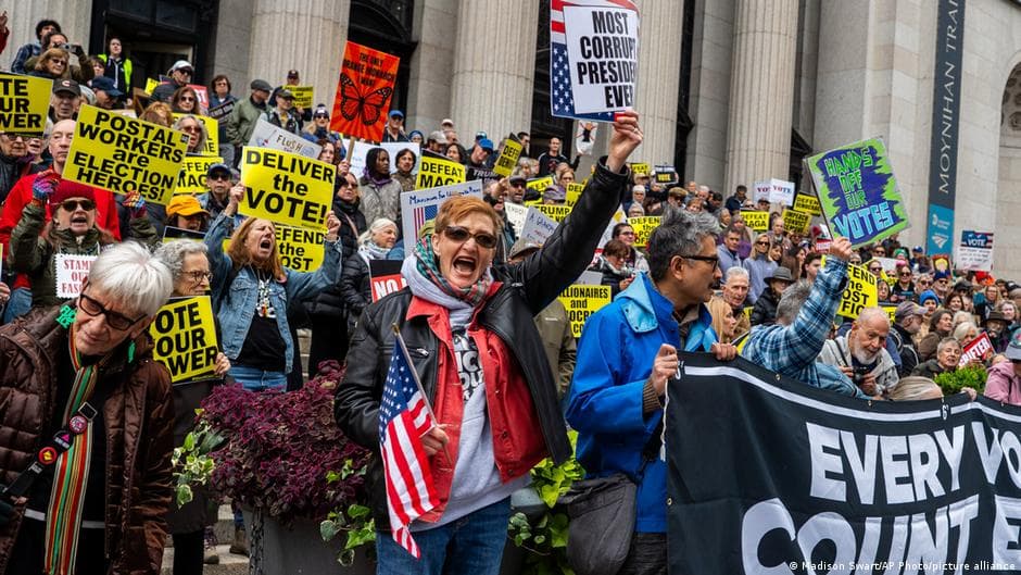 Anti-Trump 'No Kings' Protests Encourage Early Voting for Midterm Elections