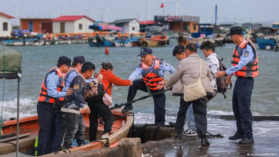 Typhoon Champi Strikes Taiwan, Resulting in One Fatality and Over 500 Injuries