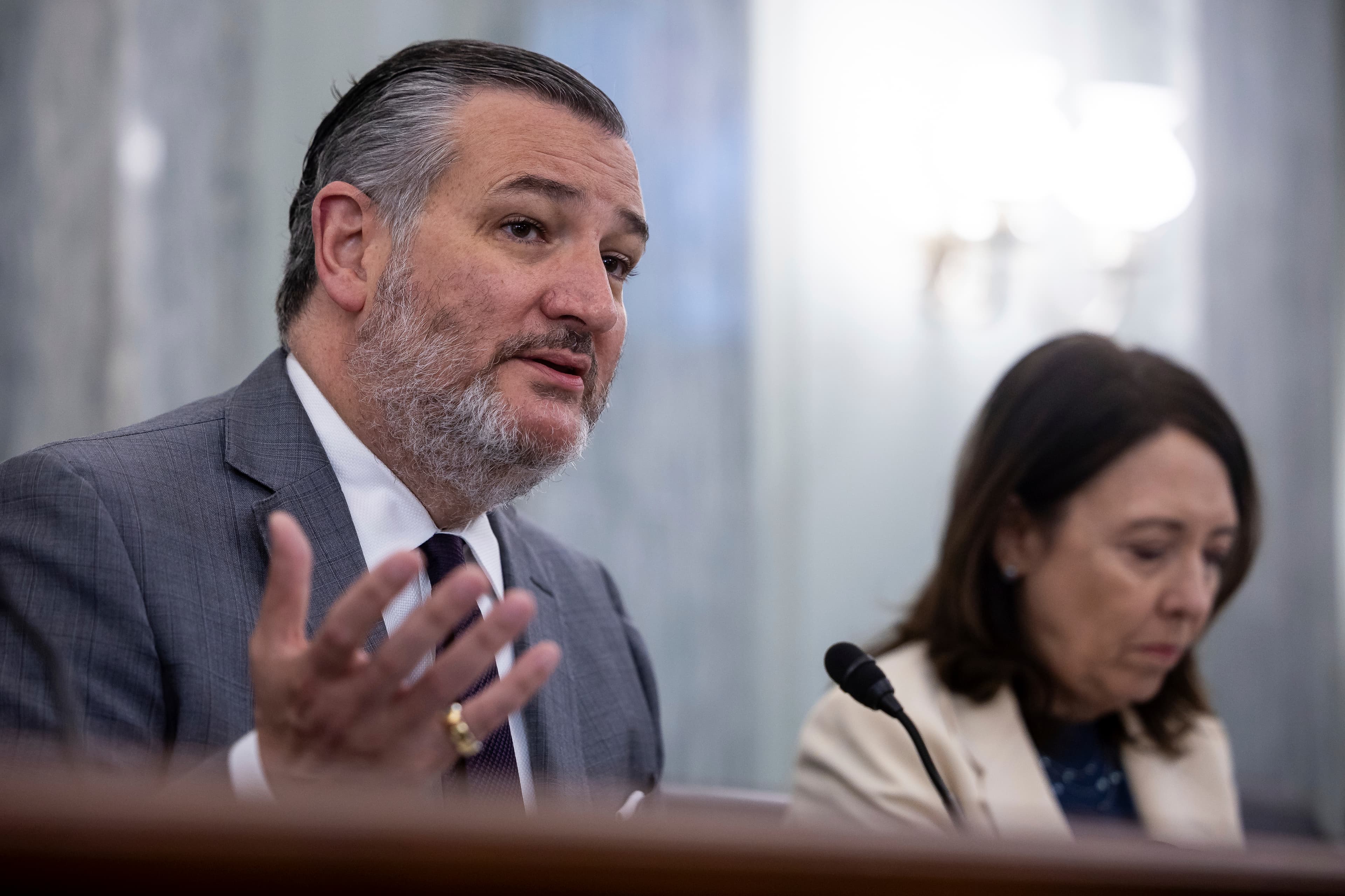 Senators Engage in Daily Talks to Advance College Athletics Regulation Bill