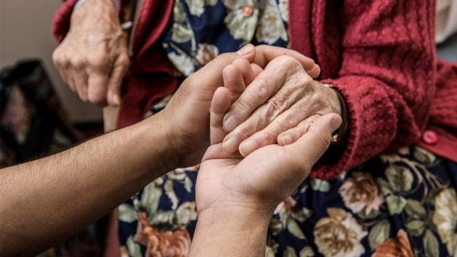 Dünya genelinde yaşlı nüfus artarken istismar vakaları da yükseliyor