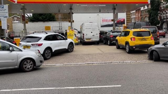 İngiltere'de bazı akaryakıt istasyonlarında geçici tedarik kısıtı yaşandığı bildirildi