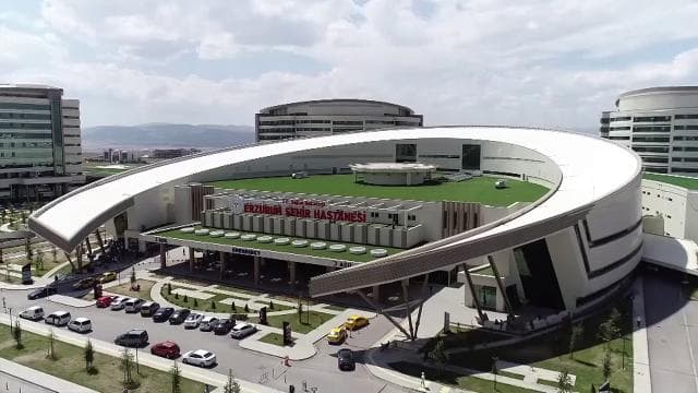 Erzurum Şehir Hastanesi'nde canlı kolon ameliyatı gerçekleştirildi