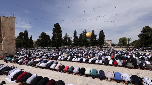 Doğu Kudüs'teki Mescidi Aksa'da on binlerce Filistinli cuma namazı kıldı