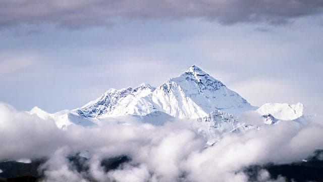 Everest'te bir günde zirveye ulaşan dağcı sayısında rekor kırıldı