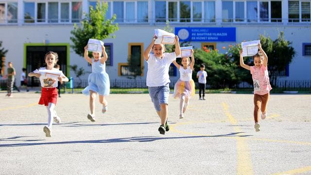 18 milyon öğrenci karne alarak yaz tatiline girecek