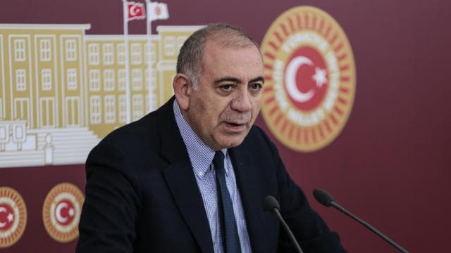 Gürsel Tekin'in görevine devam etme kararı alındı