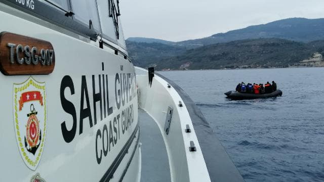 İzmir'de lastik bottaki 31 düzensiz göçmen yakalandı