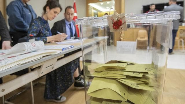 Güney Kore'de polis, oy pusulası yetersizliğini araştırmak için seçim komisyonuna baskın yaptı