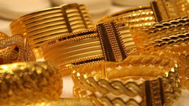 Altın fiyatları dolar ve faiz etkisiyle düşüyor