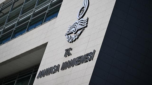 AYM, boşandığı eşiyle yaşayanların aylıklarının kesilmesini onayladı