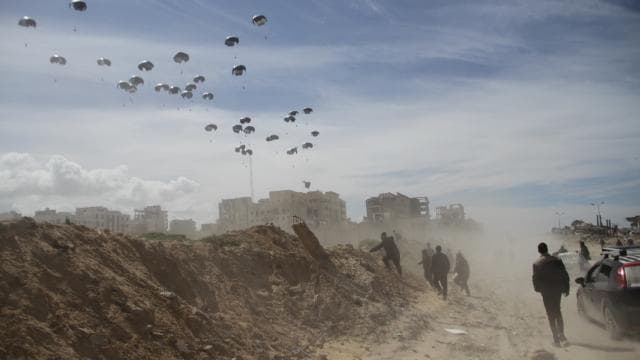 İsrail ordusu, Gazze'de bazı evleri hava saldırılarıyla vurdu