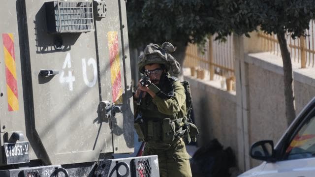 Katil İsrail askerleri El Halilde Filistinli bir genci gerçek mermiyle ateş açarak yaraladı