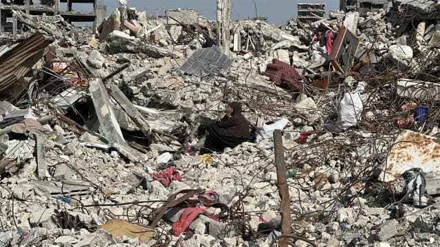 Gazze'de İsrail saldırısında yıkılan evin enkazından 13 Filistinli cenazesi çıkarıldı