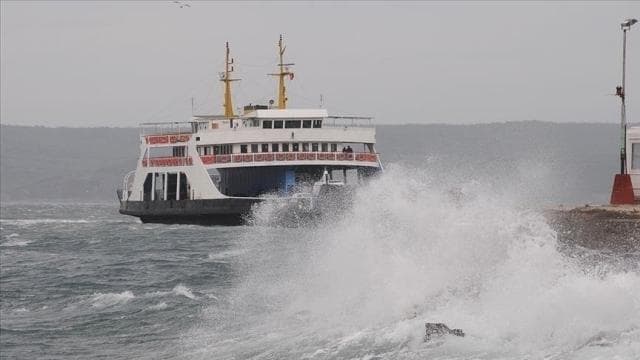 Kuzey Ege'de feribot seferleri fırtına nedeniyle iptal edildi