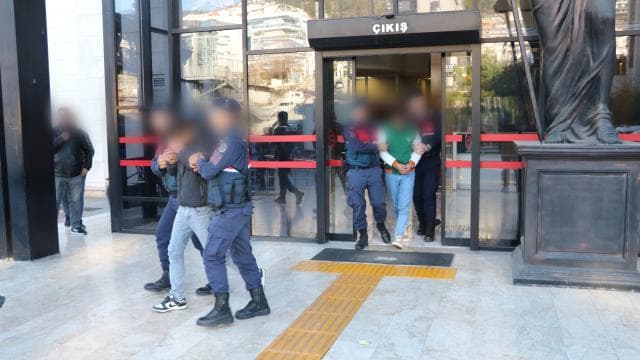 Alanya'da polisin üzerine motosiklet süren 2 kişi tutuklandı