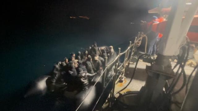 İzmir açıklarında 74 düzensiz göçmen yakalandı