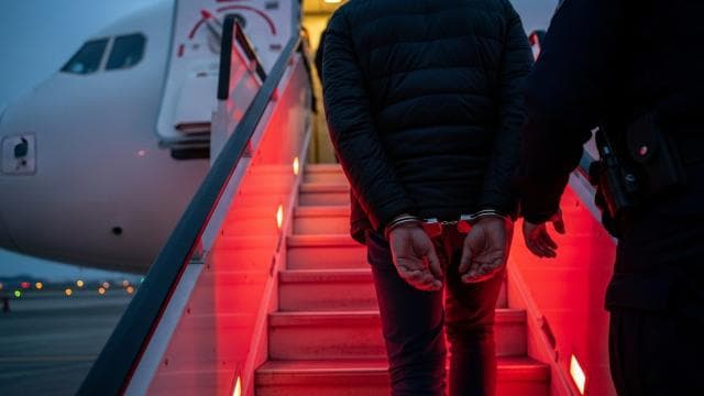 Aranan 27 suçlu Türkiye'ye getirildi