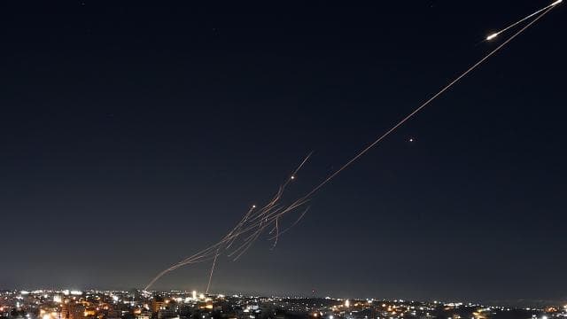 İsrail ordusu, İran'ın bugün 6'ncı dalga füze saldırısını başlattığını duyurdu