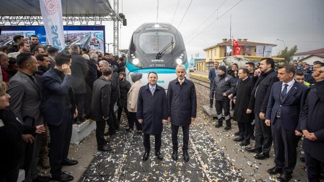 Bakanlar Uraloğlu ve Gürlek, milli hızlı trenin yol testleri törenine katıldı