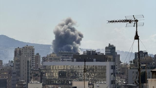 Soykırımcı İsrail ordusu Lübnan'ın başkenti Beyrut'a hava saldırıları düzenliyor