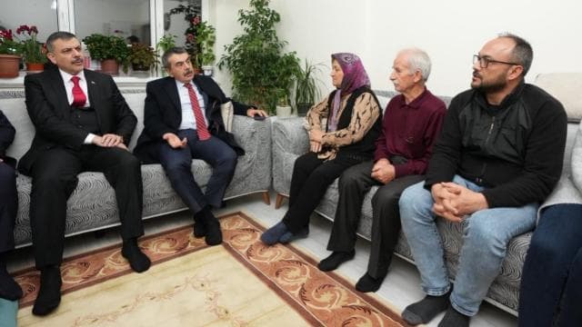 Bakanlar Tekin ve Çiftçi, öldürülen öğretmenin ailesine taziye ziyaretinde bulundu