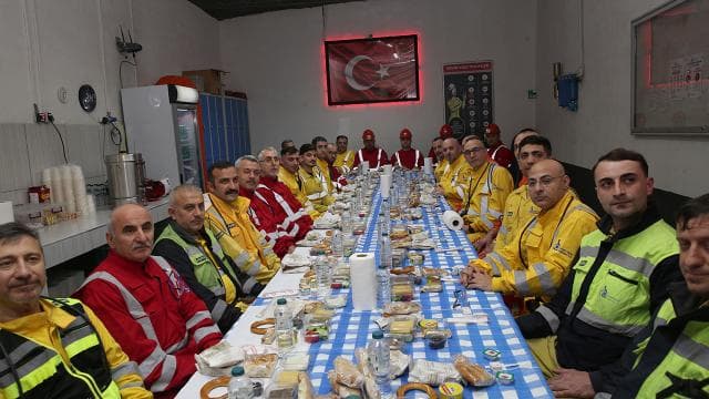 Bakan Işıkhan, bakır madeninde işçilerle sahur yaptı