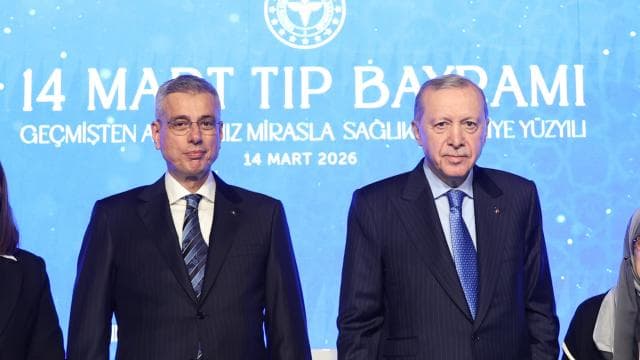 Sağlık Bakanı Memişoğlu, Cumhurbaşkanı Erdoğan'a ElKanun fi'tTıbb kitabını hediye etti