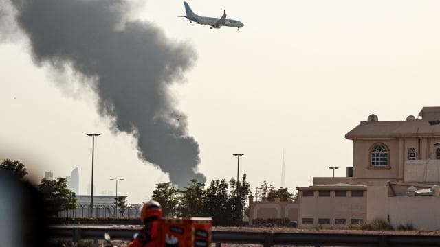 Dubai Havalimanı yakınlarındaki yakıt depolarında çıkan yangın söndürüldü