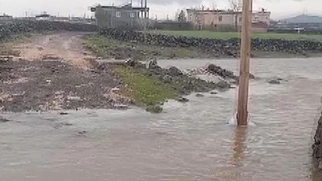 Diyarbakır'da sağanak: Dere taştı, yol göle döndü