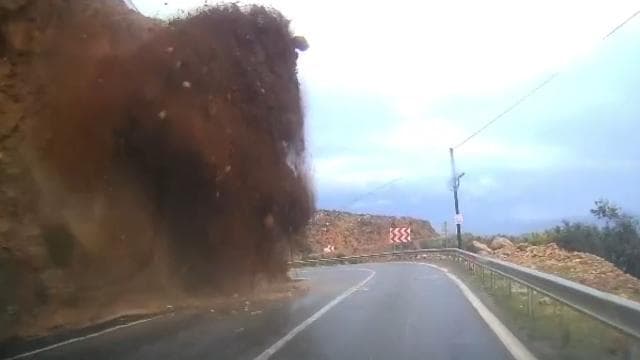 MersinAntalya kara yolundaki heyelan kamerada